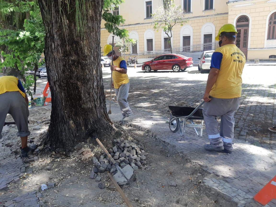 carregando-pedras