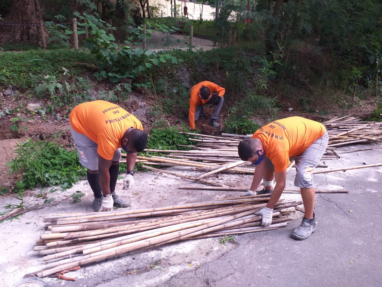 obras-camisa-laranja