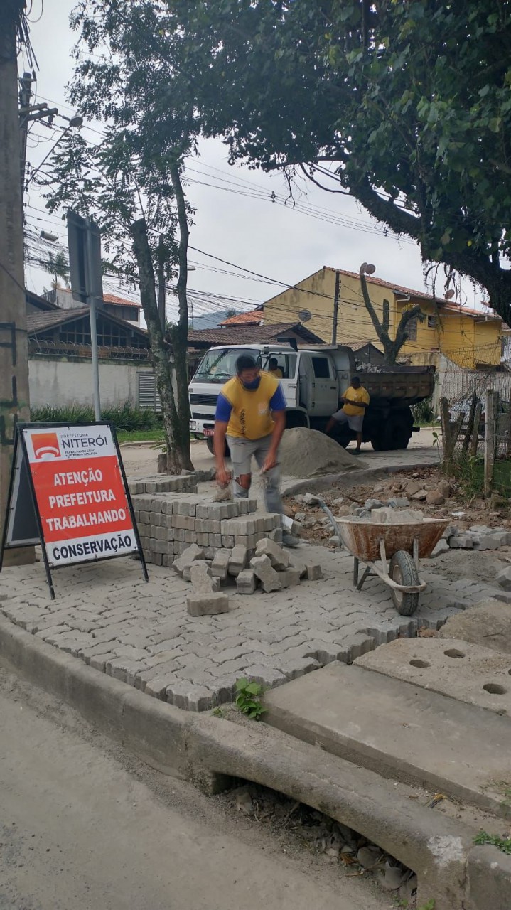 MESAS-E-BANCOS