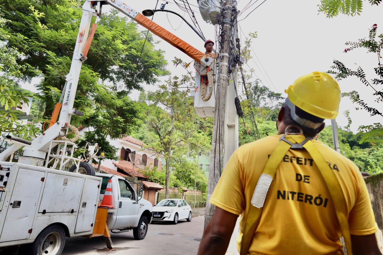 Seconser intensifica ações de retirada de postes e fiações expostas