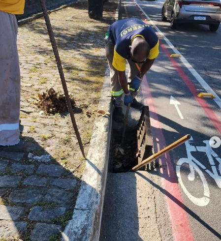 Limpeza das redes de drenagem em Icaraí e São Francisco