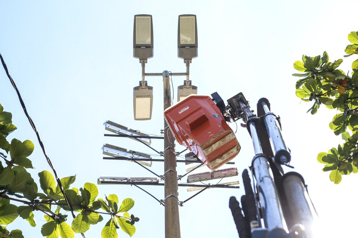 Seconser substitui postes de iluminação pública na orla das praias das Flechas e Boa Viagem