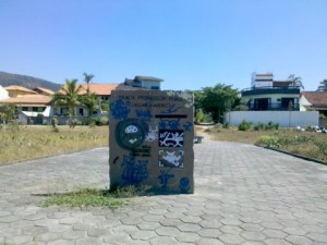 Limpeza de pichação em monumento, bairro Piratininga