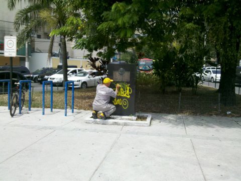 Limpeza de pichação na praça Ilydio Afonso Soares