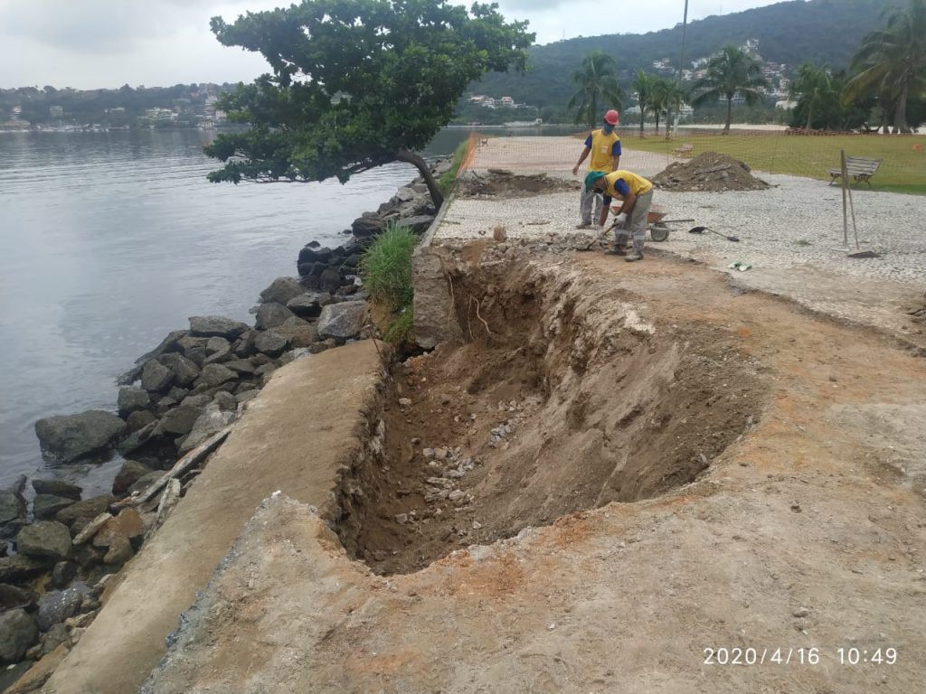 Recuperação de muro de contenção e de calçadas, construção de trevo e confecção de rampas