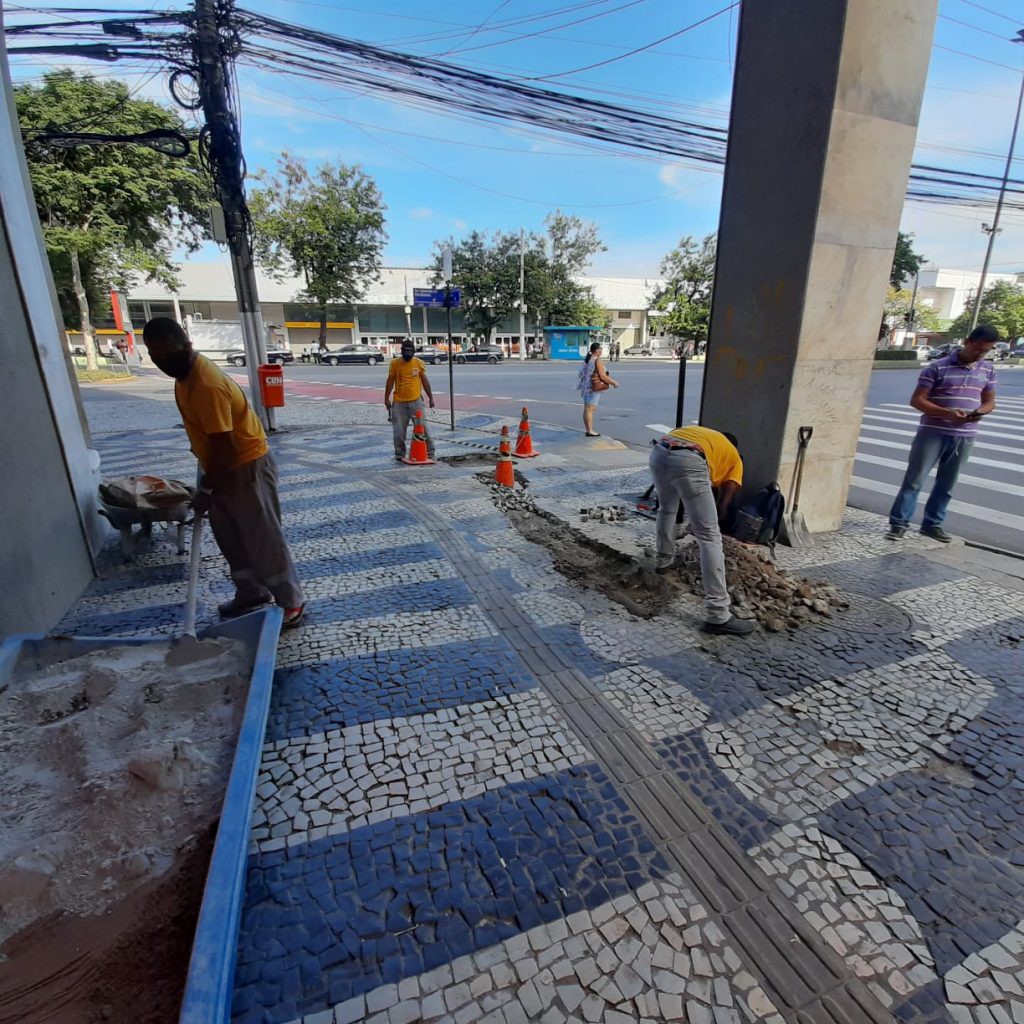 Recuperação de muro de contenção e calçada, confecção de rampa,  execução de trevo e pintura de praça