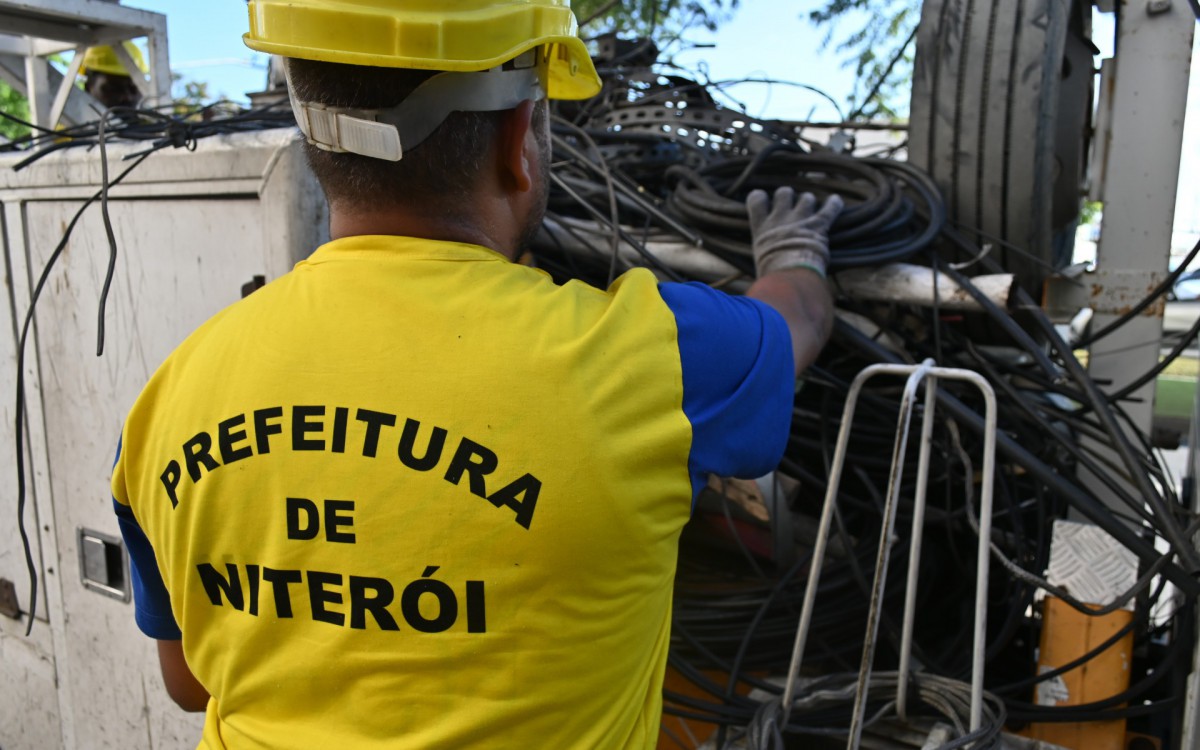 Niterói remove cerca de 50 toneladas de fios em desuso na cidade