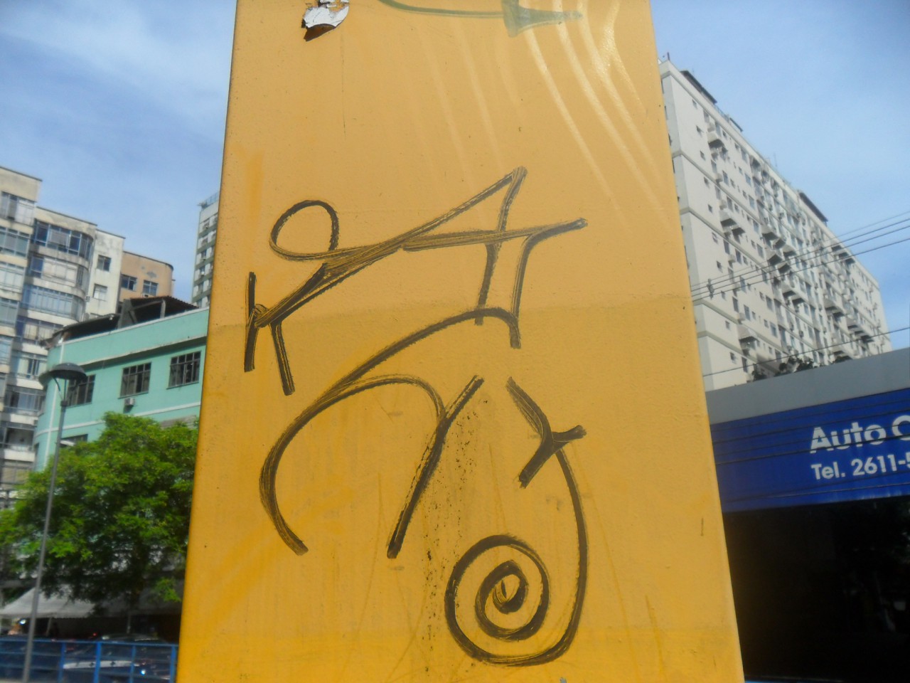 Pintura para correção de pichação na praça Ary Parreiras